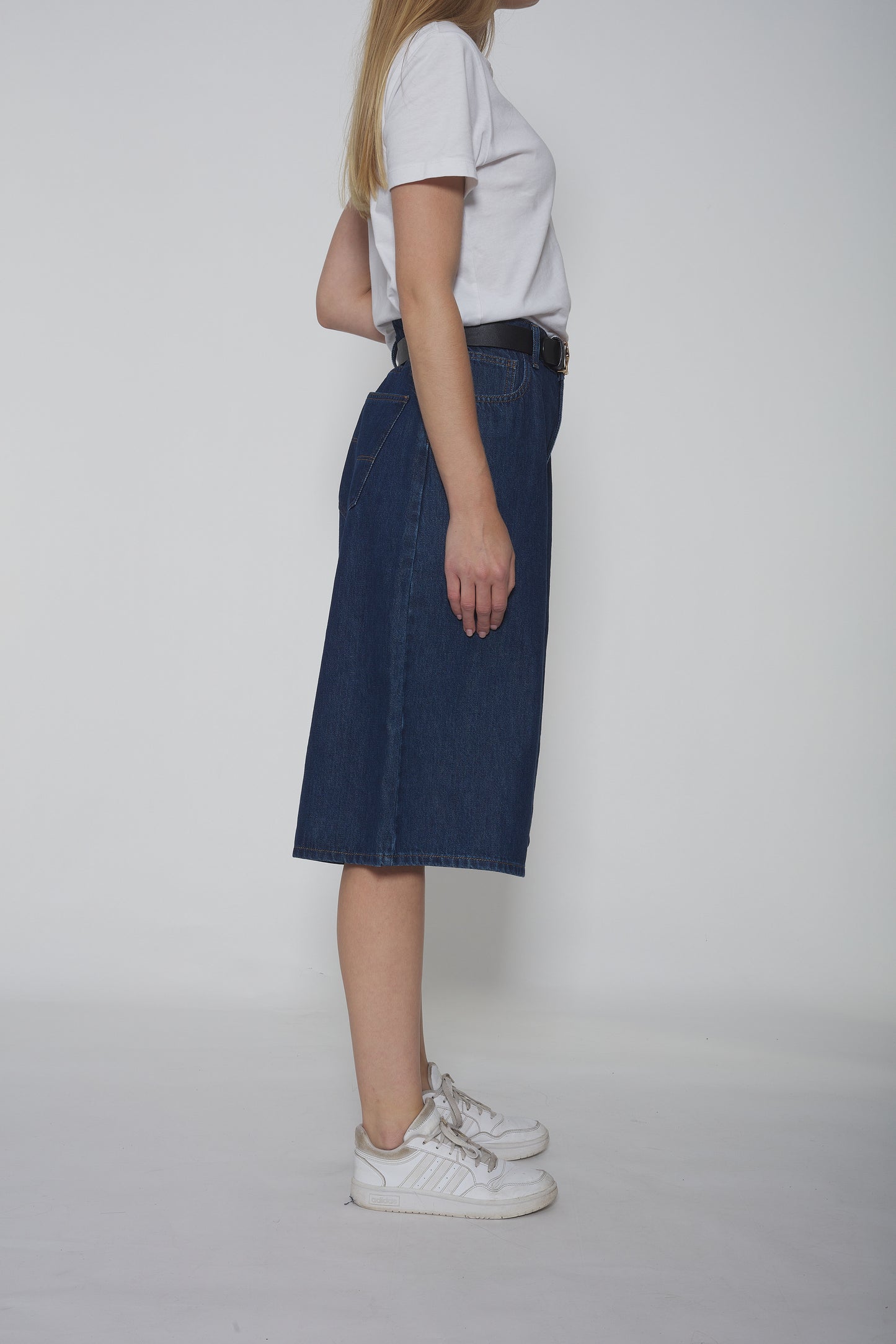 Baggy jean stone bleu foncé, coupe ample, en denim 100 % coton, avec taille mi-haute et style décontracté inspiré des années 90.