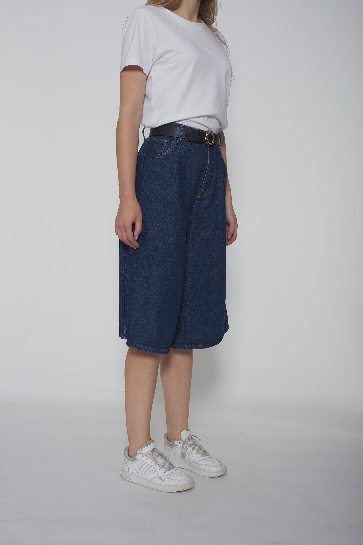 Baggy jean stone bleu foncé, coupe ample, en denim 100 % coton, avec taille mi-haute et style décontracté inspiré des années 90.