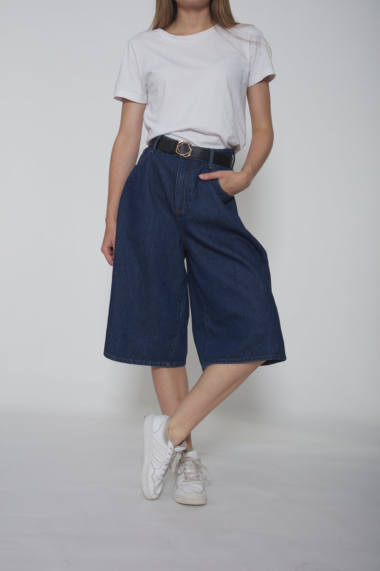 Baggy jean stone bleu foncé, coupe ample, en denim 100 % coton, avec taille mi-haute et style décontracté inspiré des années 90