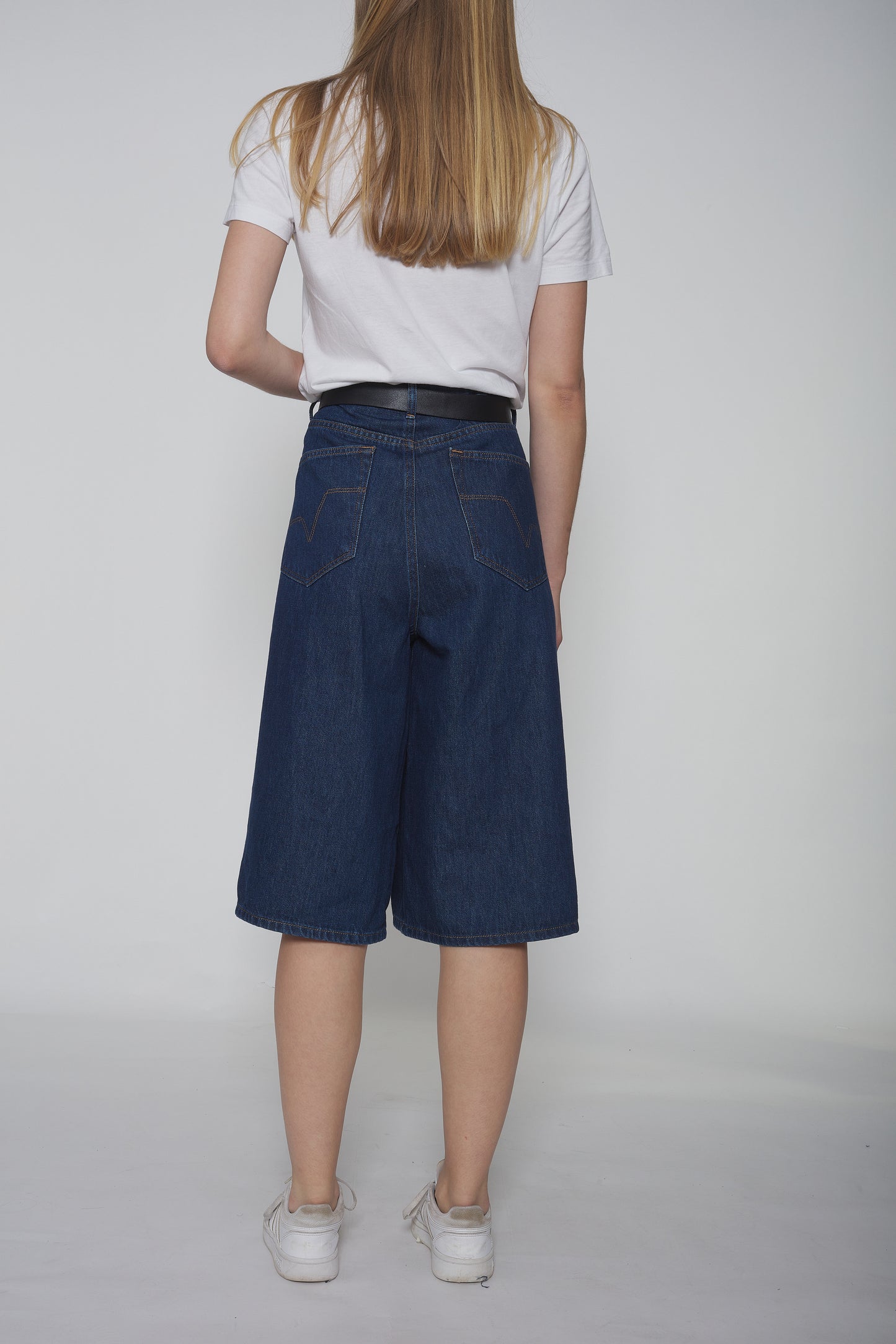 Baggy jean stone bleu foncé, coupe ample, en denim 100 % coton, avec taille mi-haute et style décontracté inspiré des années 90.