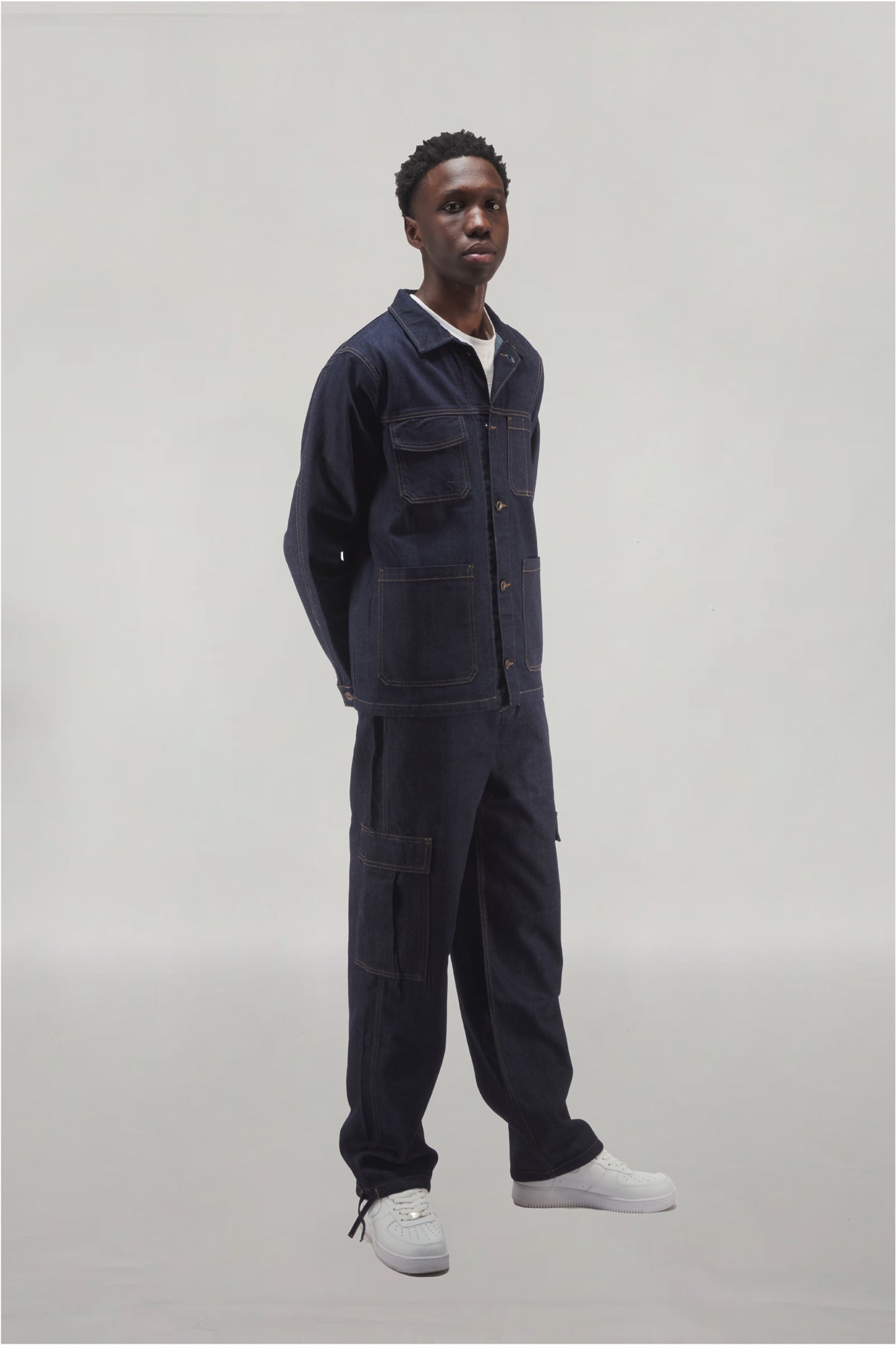 Veste worker jeans brut , coupe droite, style utilitaire, disponible jusqu'à la taille 3XL, fabriquée en 100% coton éco-responsable pour toutes les morphologies.