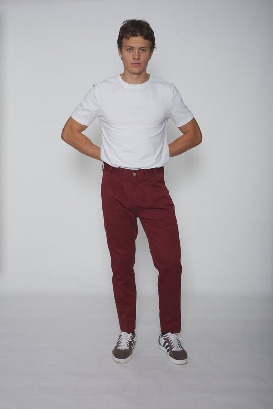 Pantalon chino à pinces bordeaux, coupe élégante, en tissu léger et confortable, idéal pour un look casual chic ou formel