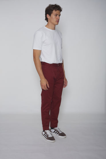 Pantalon chino à pinces bordeaux, coupe élégante, en tissu confortable, idéal pour un look casual chic ou formel