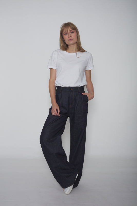 Jean wide leg à pinces, en denim brut 100 % coton, avec coupe ample et jambes larges, confortable et éco-responsable pour un style intemporel