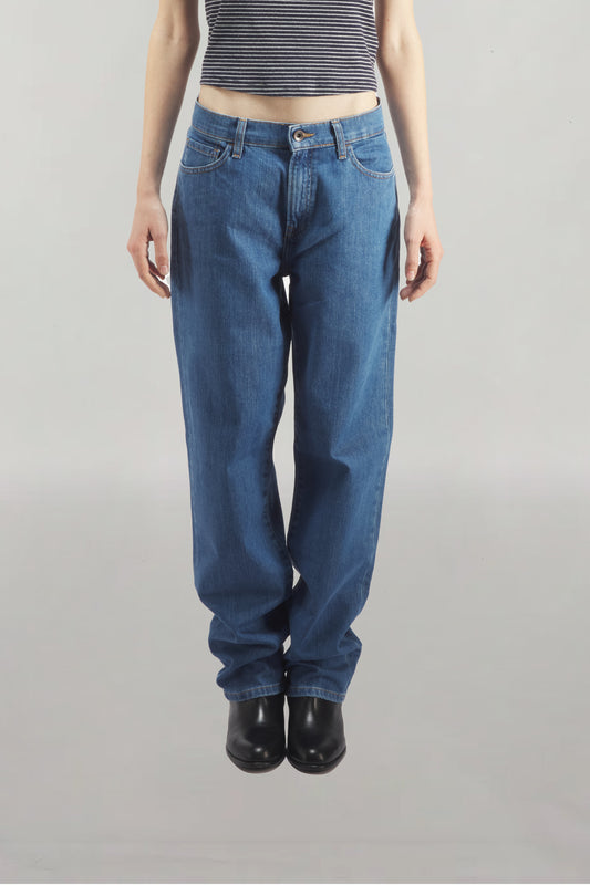 Jean regular coupe droite en denim légèrement délavé stone, taille mi-haute ou mi-basse, avec jambes droites et confection 100 % coton épais, pour un look décontracté et tendance des années 90.