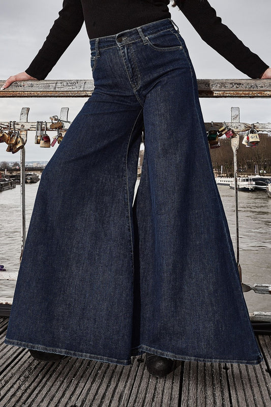 Jean Louissiana JAMYAS, taille haute, coupe ajustée au niveau des hanches et évasée façon pattes d’éléphant, style rétro années 70, mode éco-responsable