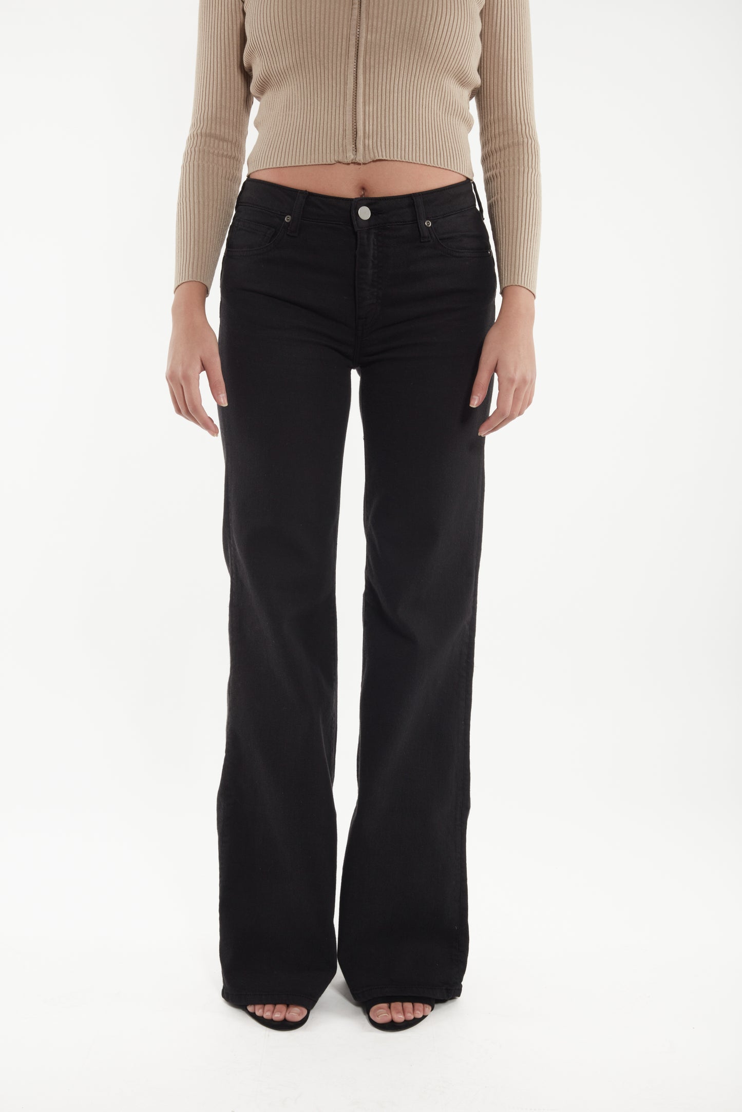 Jean Flora, flare jeans, taille mi-basse, ajusté et évasé, style rétro années 70, 98 % coton et 2 % élasthanne. Existe en Grande Taille. 