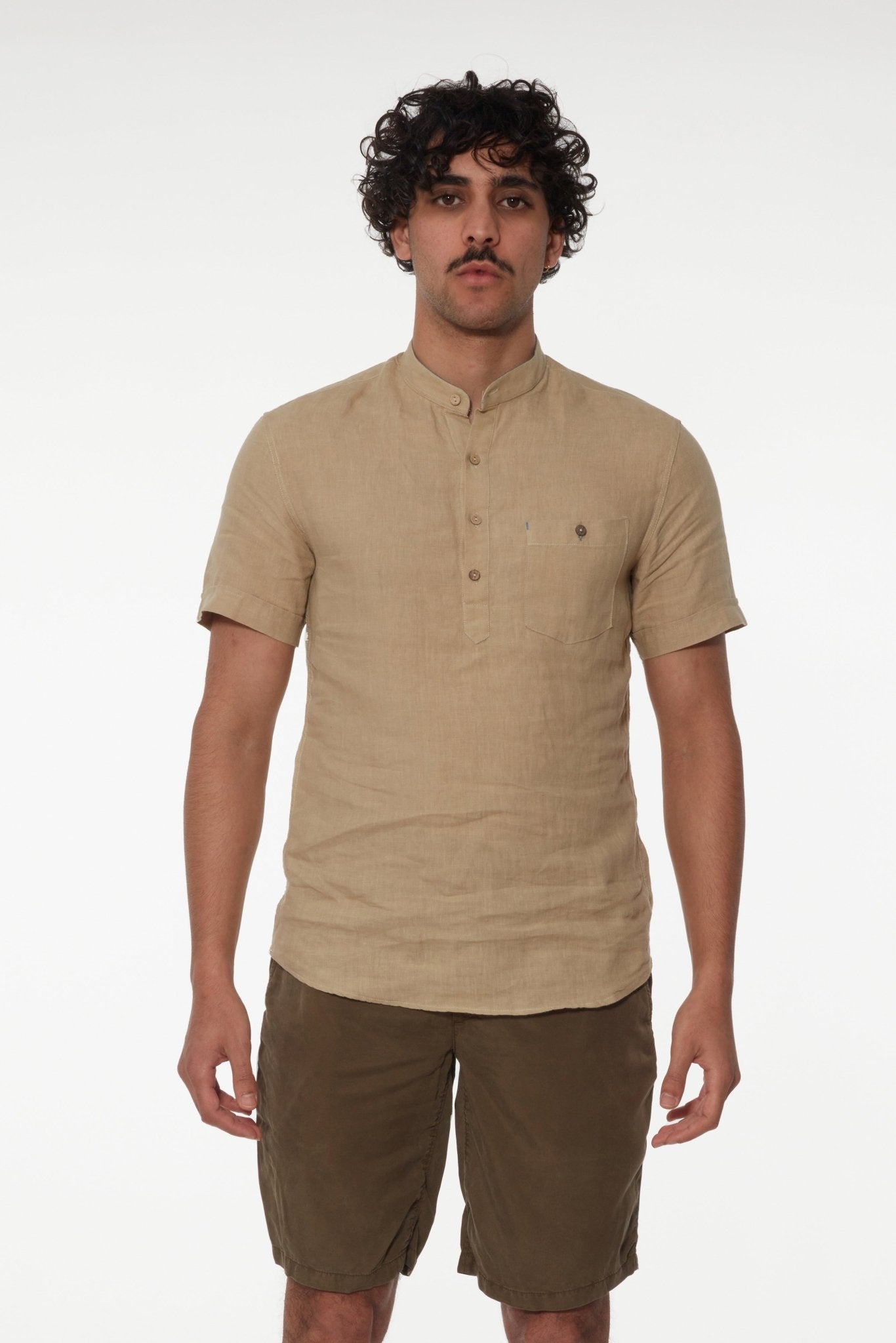 Chemise manches courtes col mao beige