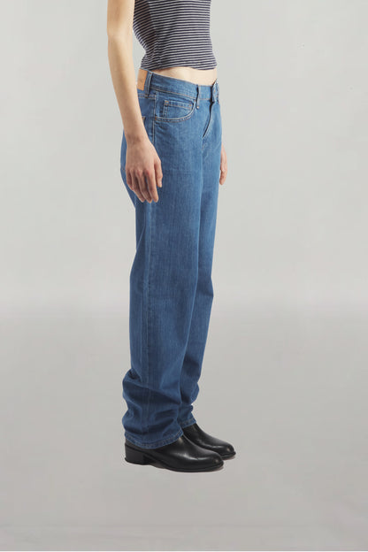 Jean regular coupe droite en denim légèrement délavé stone, taille mi-haute ou mi-basse, avec jambes droites et confection 100 % coton épais, pour un look décontracté et tendance des années 90