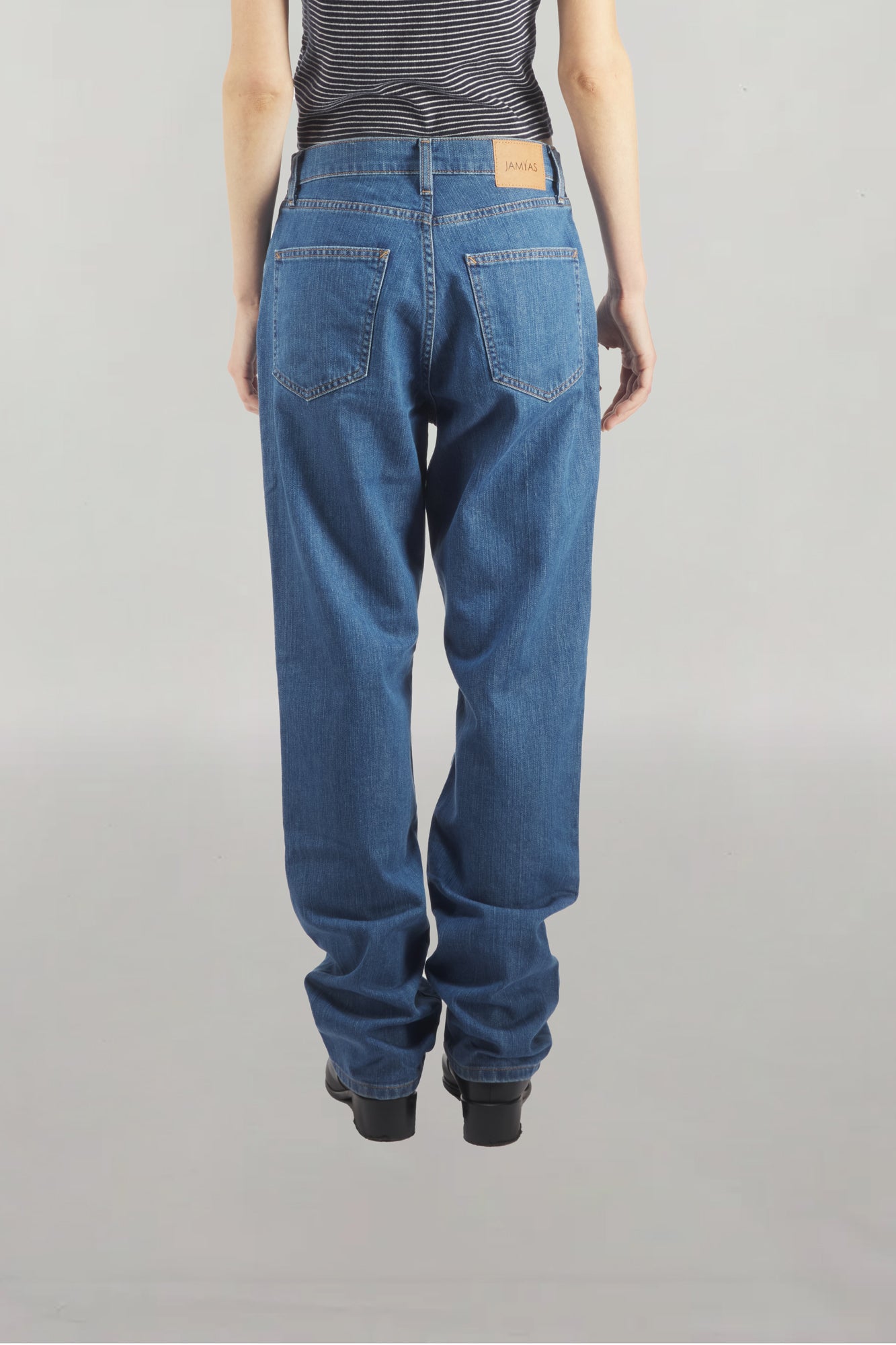 Jean regular coupe droite en denim légèrement délavé stone, taille mi-haute ou mi-basse, avec jambes droites et confection 100 % coton épais, pour un look décontracté et tendance des années 90