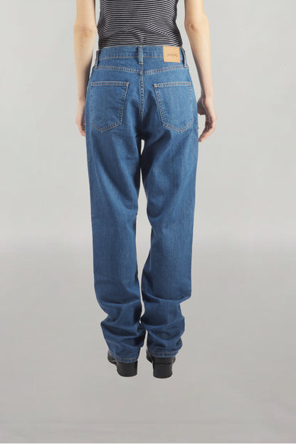 Jean regular coupe droite en denim légèrement délavé stone, taille mi-haute ou mi-basse, avec jambes droites et confection 100 % coton épais, pour un look décontracté et tendance des années 90