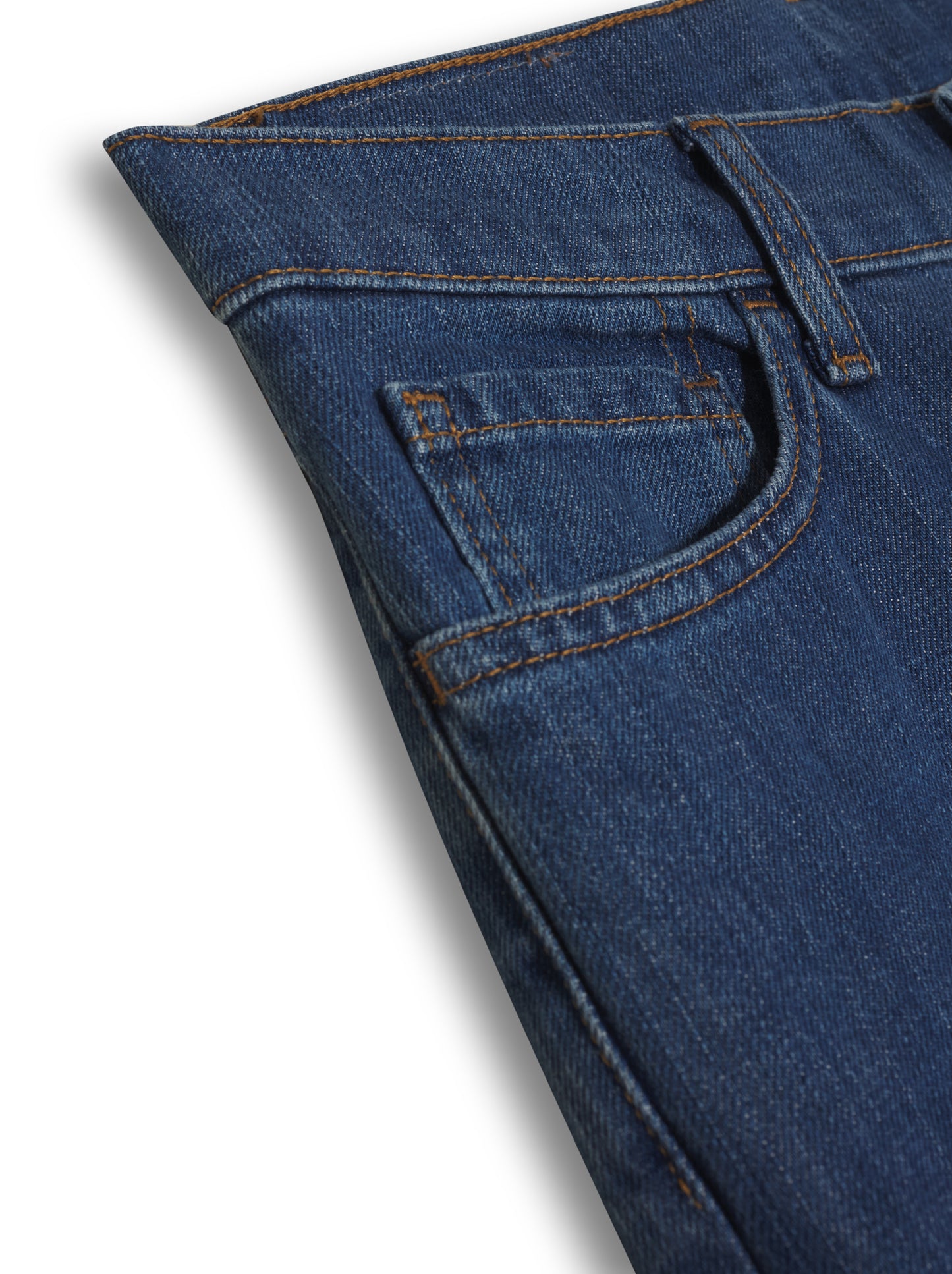 Jean Regular Coupe Droite 5 Poches - Jamyas
La petite poche avant, signature des jeans 5 poches, a été conçue à l’origine pour ranger les montres de gousset au 19ᵉ siècle. Aujourd’hui, elle est devenue un détail emblématique, tout en restant pratique pour y glisser de petits objets comme des pièces de monnaie ou des clés. Ce clin d’œil à l’histoire du jean apporte une touche d’authenticité et de caractère à chaque modèle.

Fabriqué en denim légèrement délavé stone, le Jean Regular coupe droite de Jamyas com