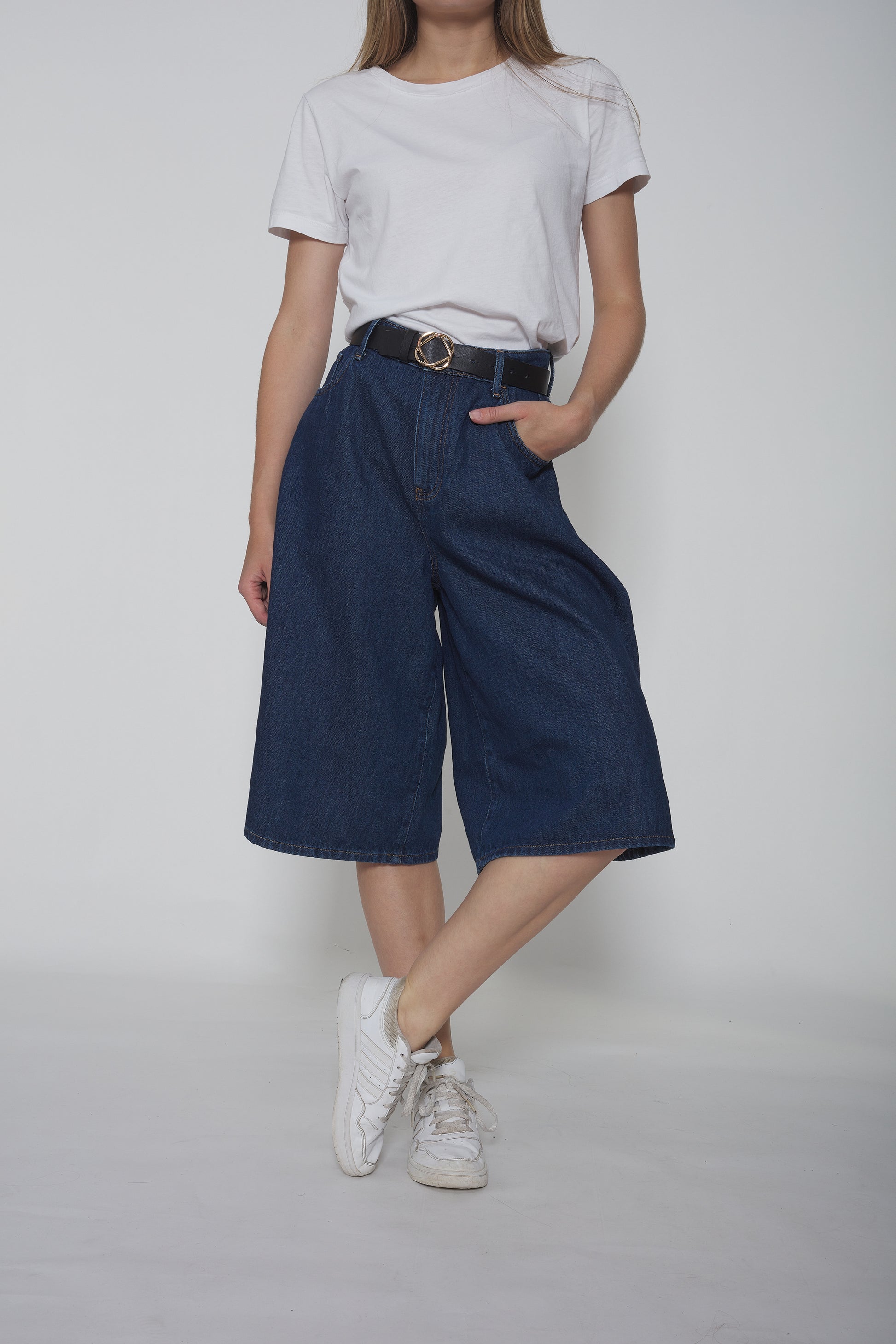 Baggy jean stone bleu foncé, coupe ample, en denim 100 % coton, avec taille mi-haute et style décontracté inspiré des années 90