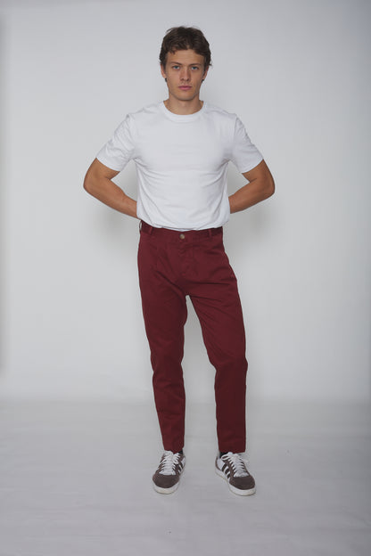Pantalon chino à pinces bordeaux, coupe élégante, en tissu léger et confortable, idéal pour un look casual chic ou formel