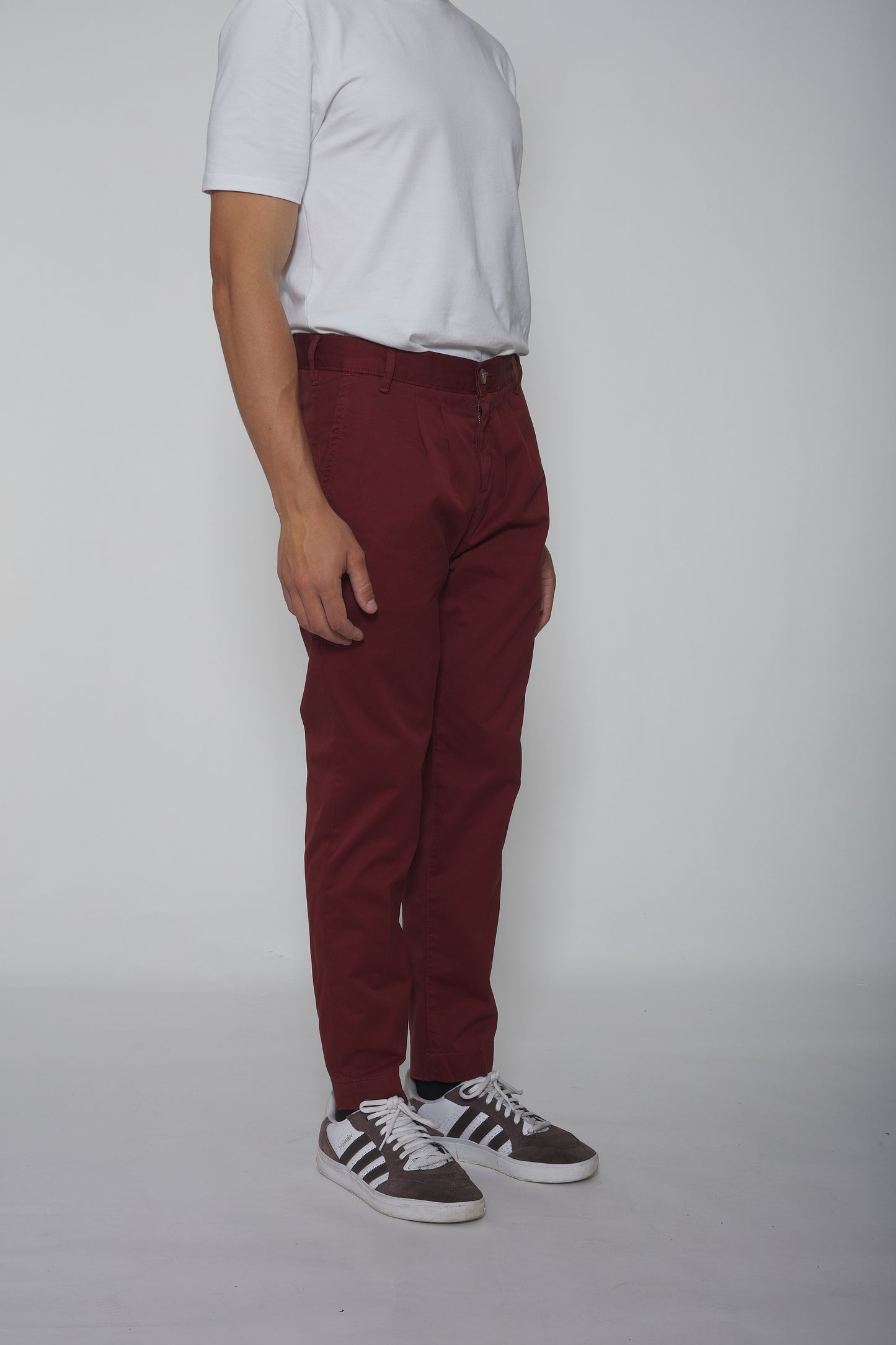 Pantalon chino à pinces bordeaux, coupe élégante, en tissu confortable, idéal pour un look casual chic ou formel