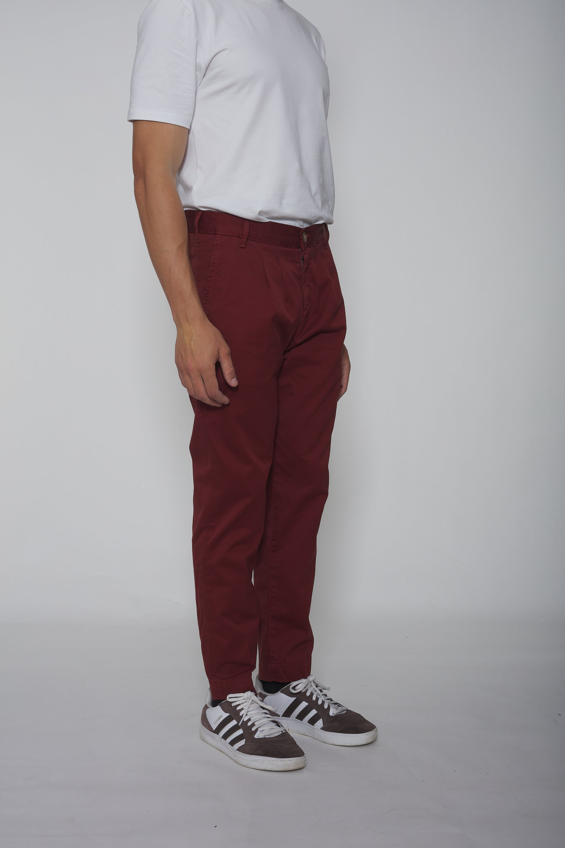 Pantalon chino à pinces bordeaux, coupe élégante, en tissu confortable, idéal pour un look casual chic ou formel