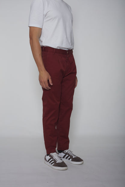 Pantalon chino à pinces bordeaux, coupe élégante, en tissu confortable, idéal pour un look casual chic ou formel