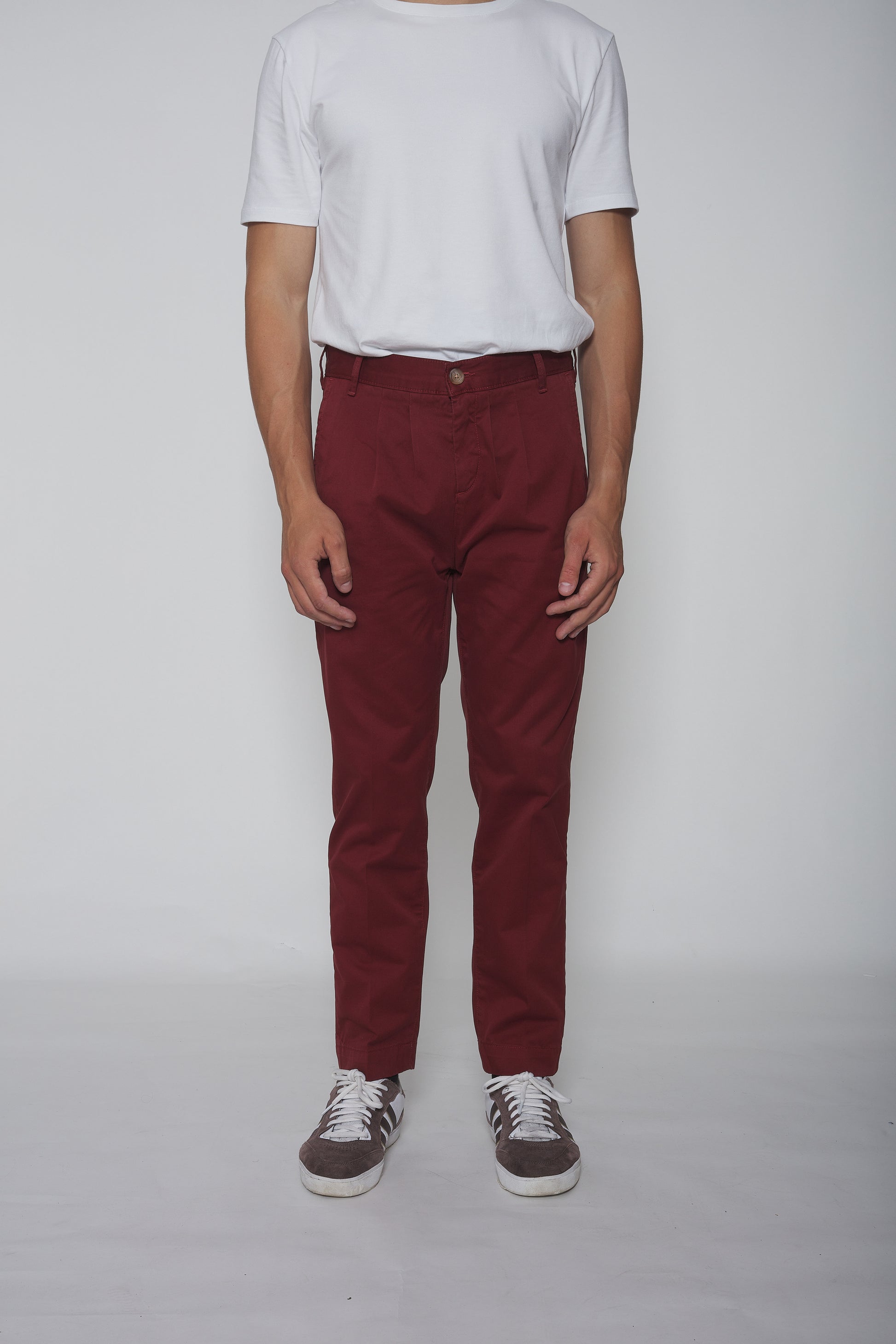 Pantalon chino à pinces bordeaux, coupe élégante, en tissu confortable, idéal pour un look casual chic ou formel