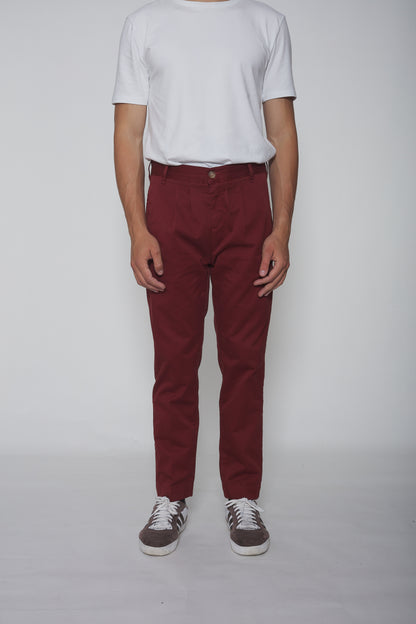 Pantalon chino à pinces bordeaux, coupe élégante, en tissu confortable, idéal pour un look casual chic ou formel