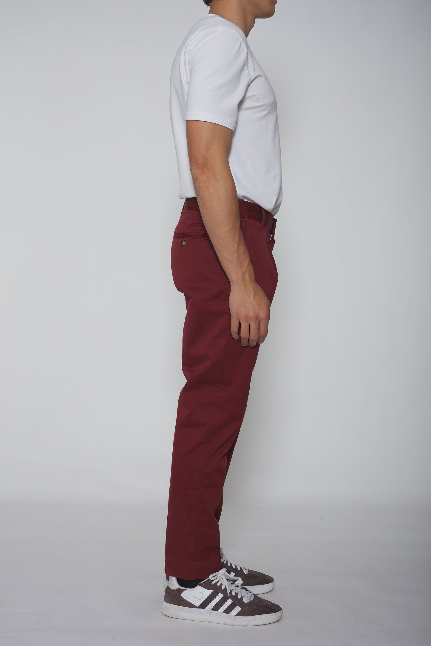 Pantalon chino à pinces bordeaux, coupe élégante, en tissu confortable, idéal pour un look casual chic ou formel