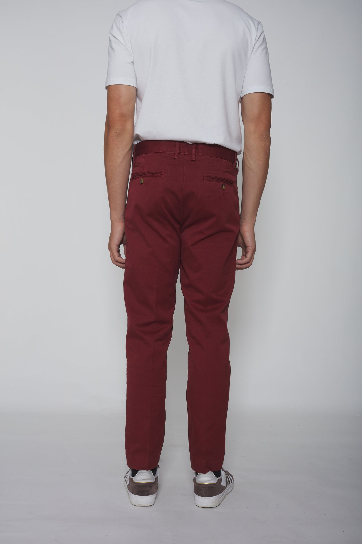 Pantalon chino à pinces bordeaux, coupe élégante, en tissu confortable, idéal pour un look casual chic ou formel