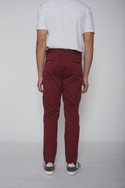 Pantalon chino à pinces bordeaux, coupe élégante, en tissu confortable, idéal pour un look casual chic ou formel