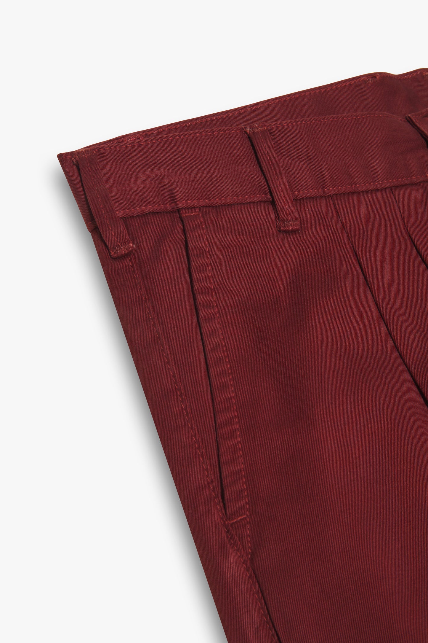 Pantalon chino à pinces bordeaux, coupe élégante et confortable, idéal pour un look casual chic ou formel