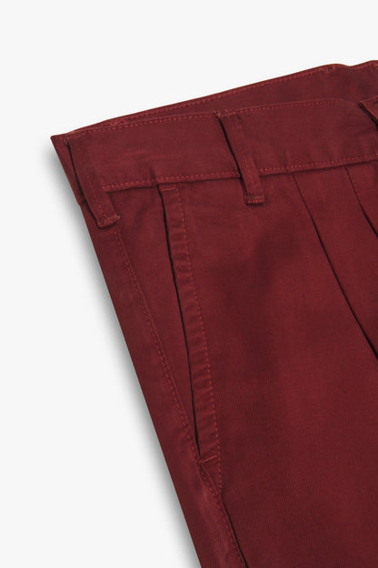Pantalon chino à pinces bordeaux, coupe élégante et confortable, idéal pour un look casual chic ou formel