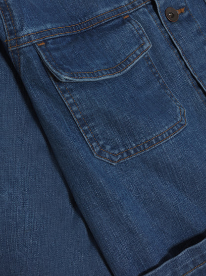 Veste worker délavée jeans , coupe droite, style utilitaire, disponible jusqu'à la taille 3XL, fabriquée en 100% coton éco-responsable pour toutes les morphologies.