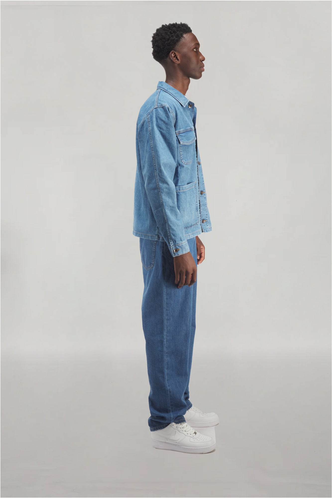 Veste worker délavée jeans , coupe droite, style utilitaire, disponible jusqu'à la taille 3XL, fabriquée en 100% coton éco-responsable pour toutes les morphologies.