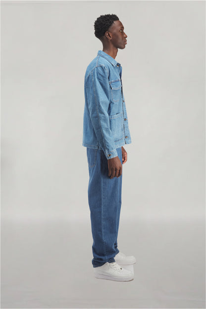 Veste worker délavée jeans , coupe droite, style utilitaire, disponible jusqu'à la taille 3XL, fabriquée en 100% coton éco-responsable pour toutes les morphologies.