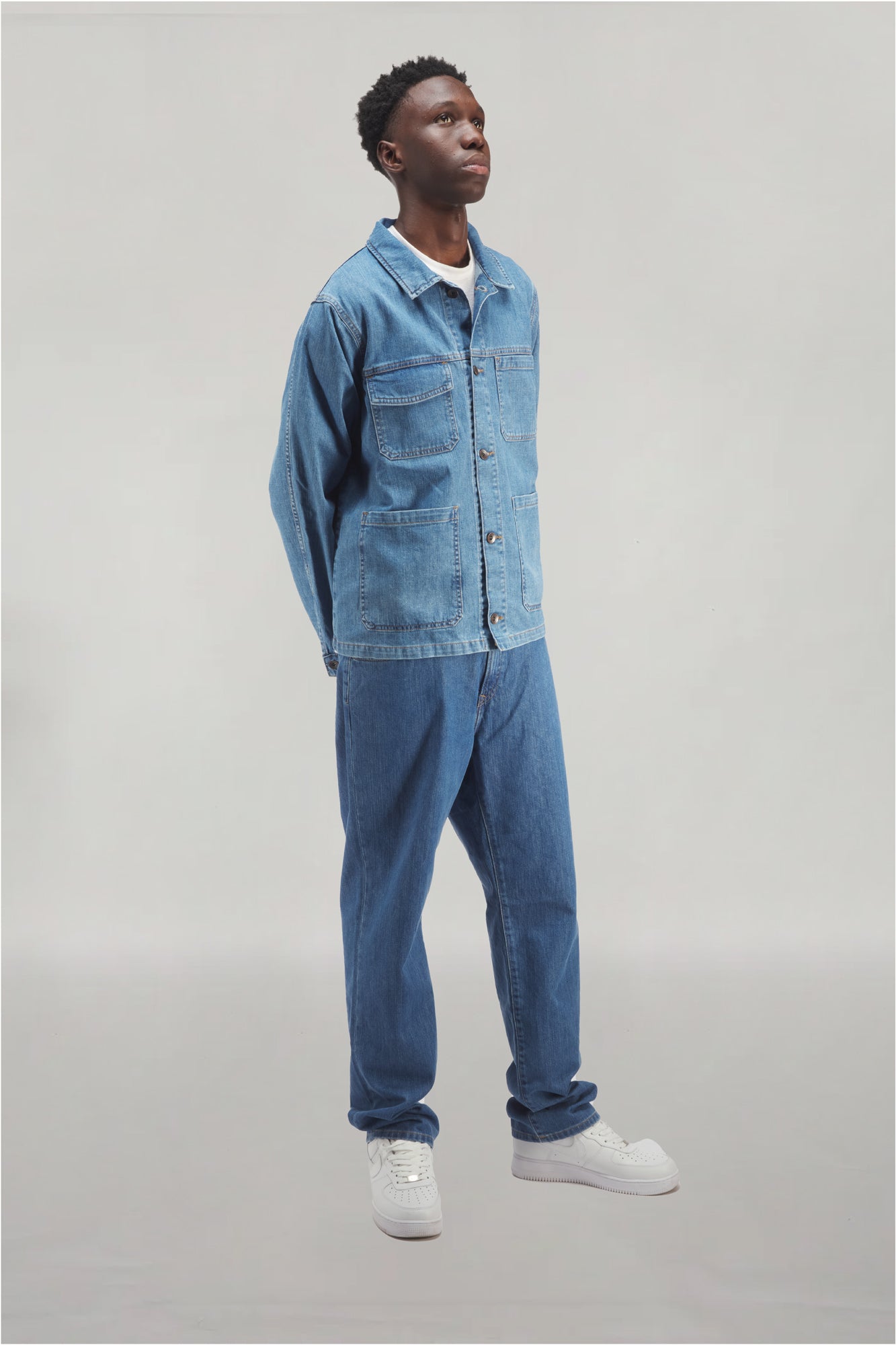 Veste worker délavée jeans , coupe droite, style utilitaire, disponible jusqu'à la taille 3XL, fabriquée en 100% coton éco-responsable pour toutes les morphologies.